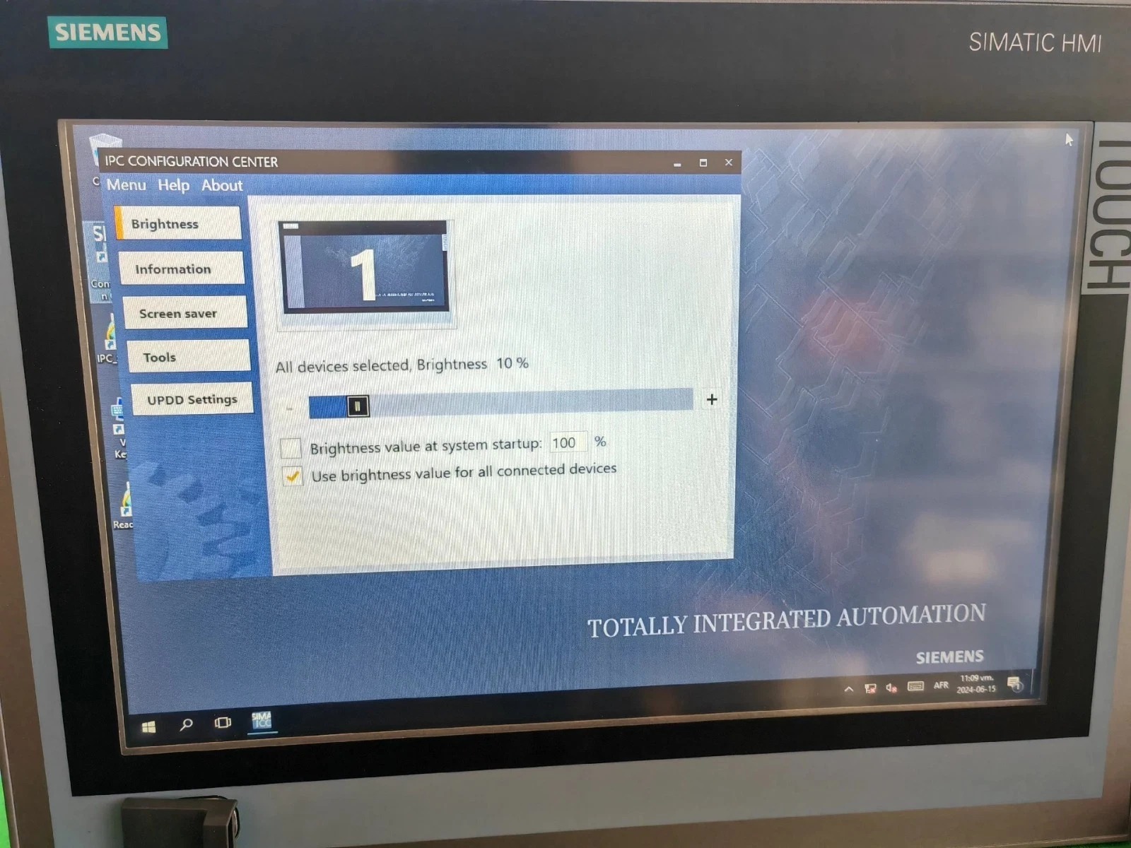 Siemens SIMATIC HMI Panel 6AV7240-3DC06-0HA0 Operator Panel