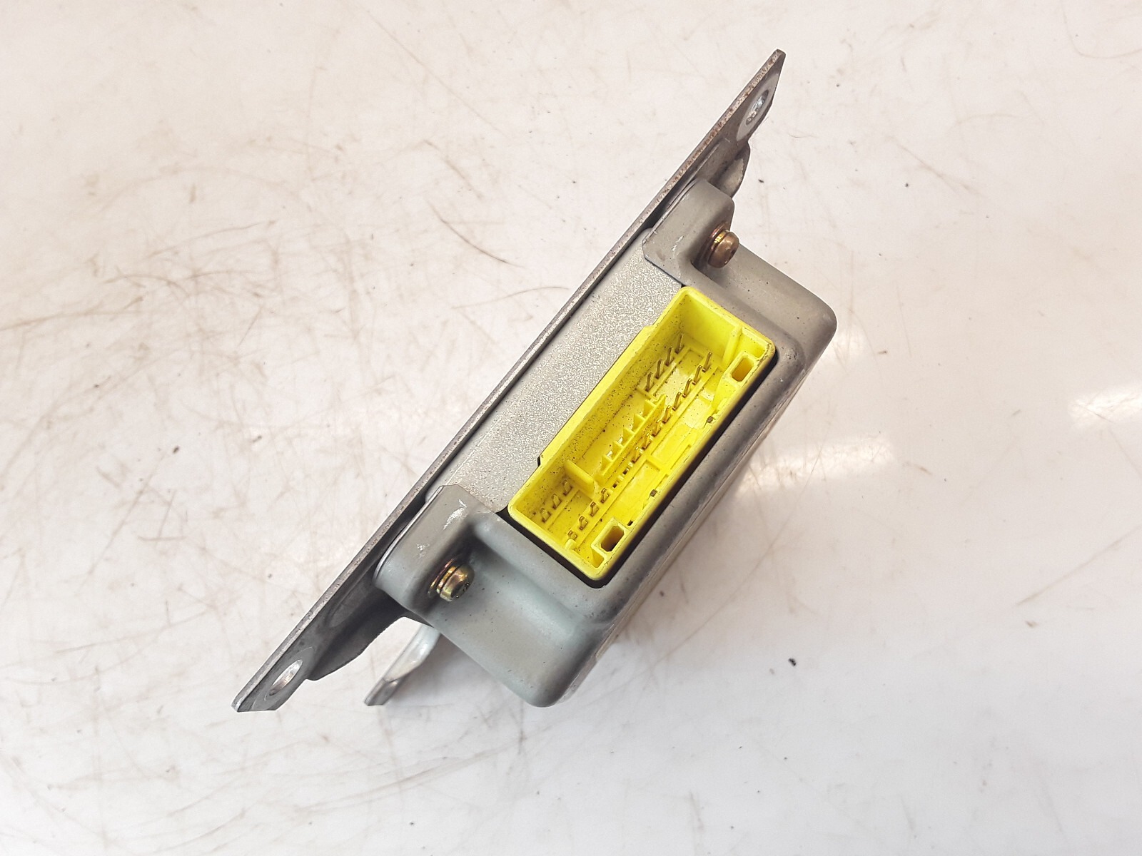 Mitsubishi Colt CJ 1.6i 66kW 1998 Safety Control Unit Module ECU MR260703